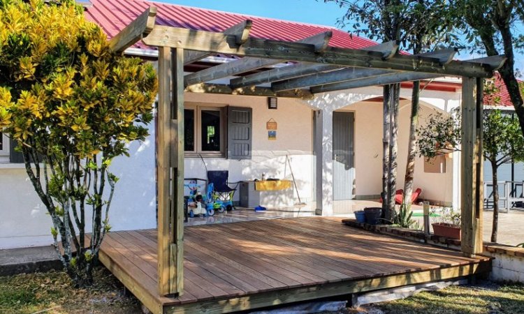 Conception et pose de pergolas en bois à Saint-Benoît